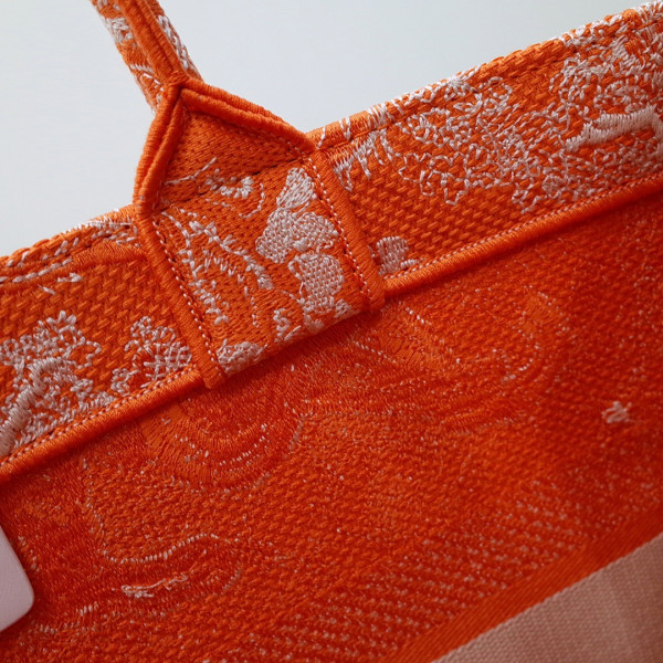 medium D*or book tote