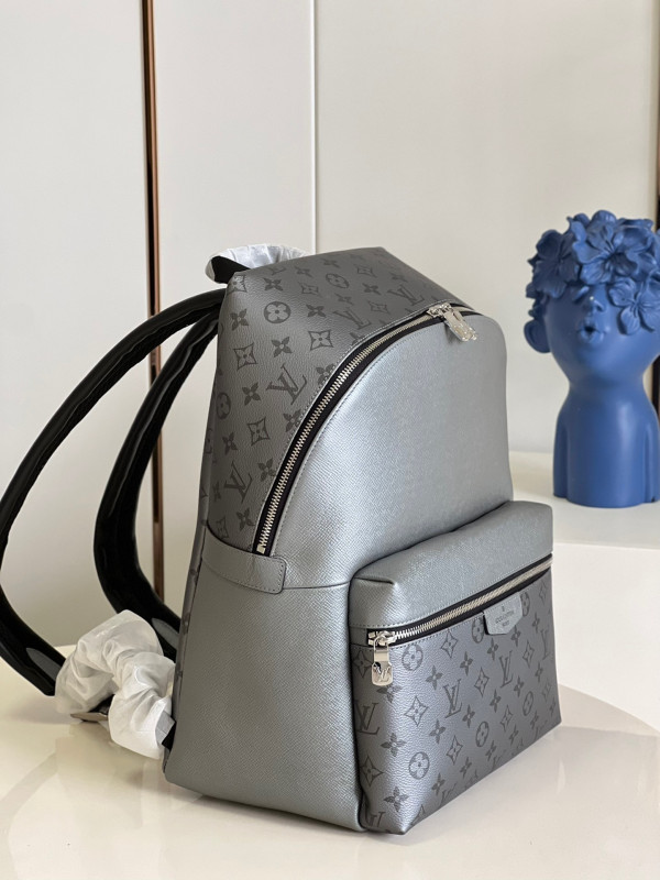 l**is V*t*n discovery backpack pm