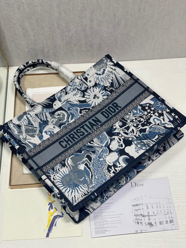 large D*or book tote