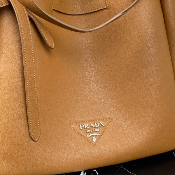 Pra*a leather tote