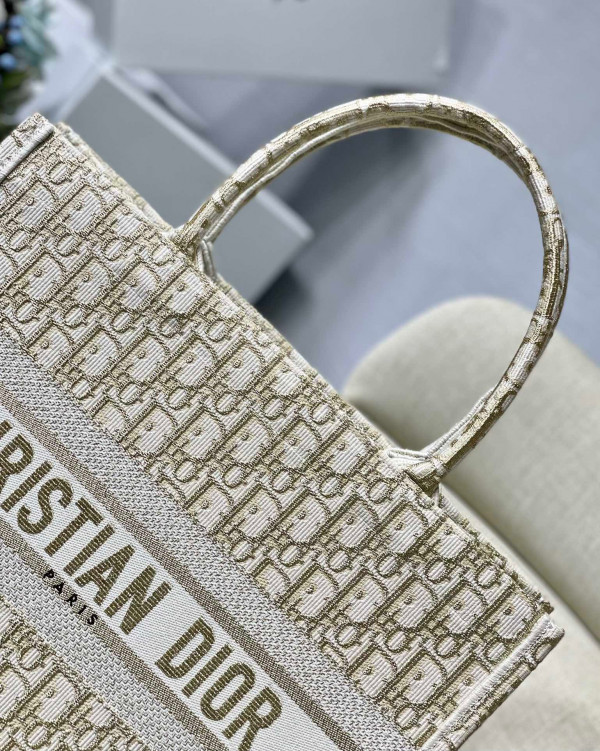medium D*or book tote