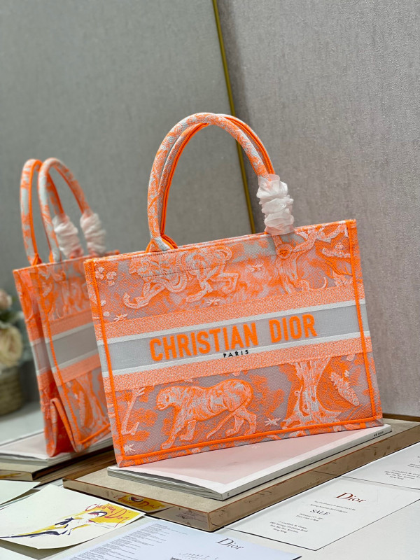 medium D*or book tote
