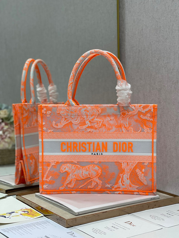 medium D*or book tote