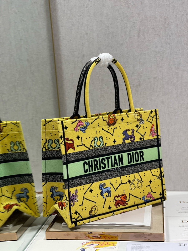 medium D*or book tote
