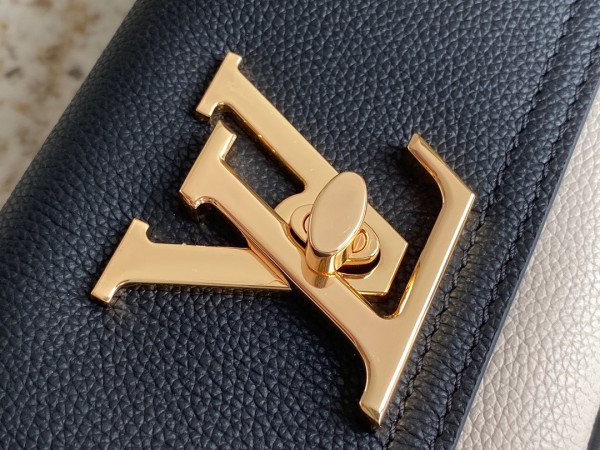 l**is V*t*n lockme pouch