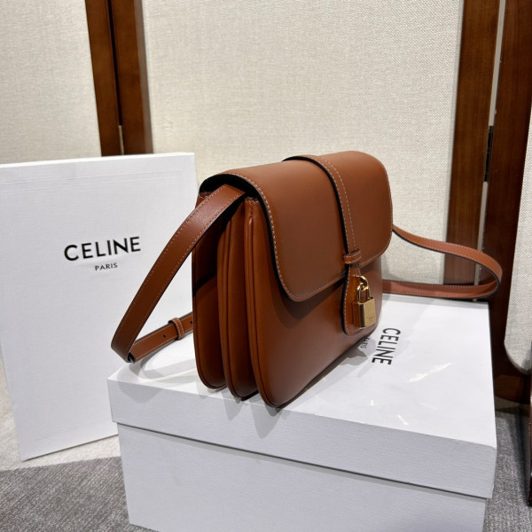 Ce**e medium tabou in smooth calfskin