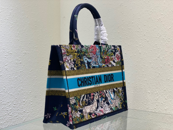 medium D*or book tote