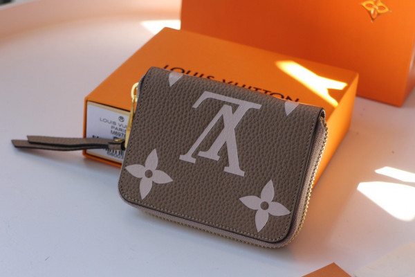 l**is V*t*n zippy coin purse