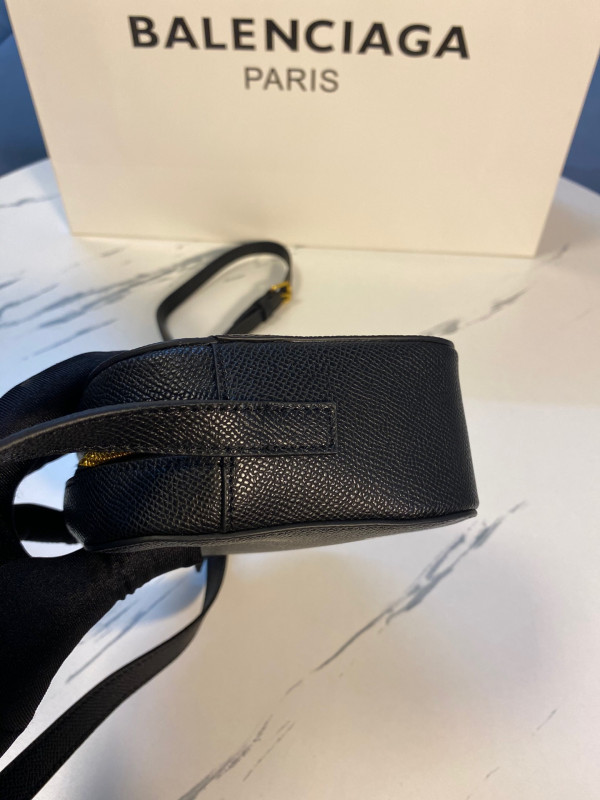Ba*len*cia*ga everyday camera bag xs