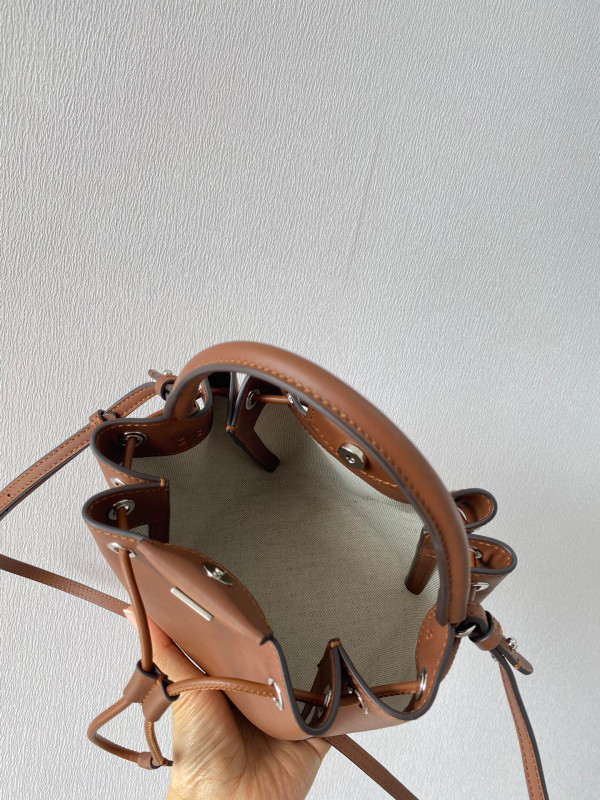 B**rry bucket bag