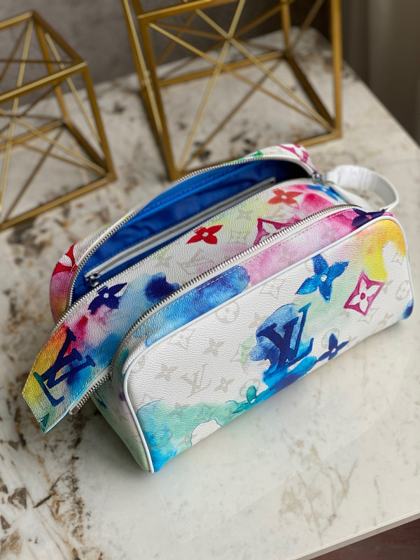 l**is V*t*n toilet dopp pouch