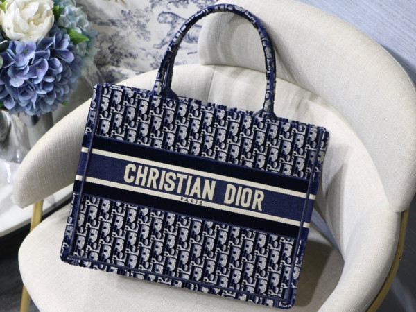 medium D*or book tote
