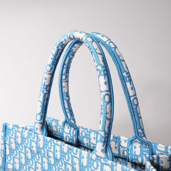 medium D*or book tote