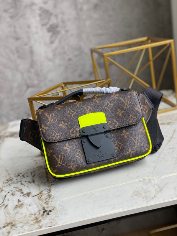 l**is V*t*n s lock sling bag