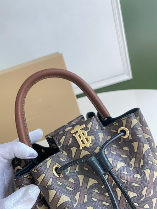 B**rry bucket bag
