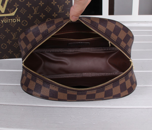 l**is V*t*n toiletry bag