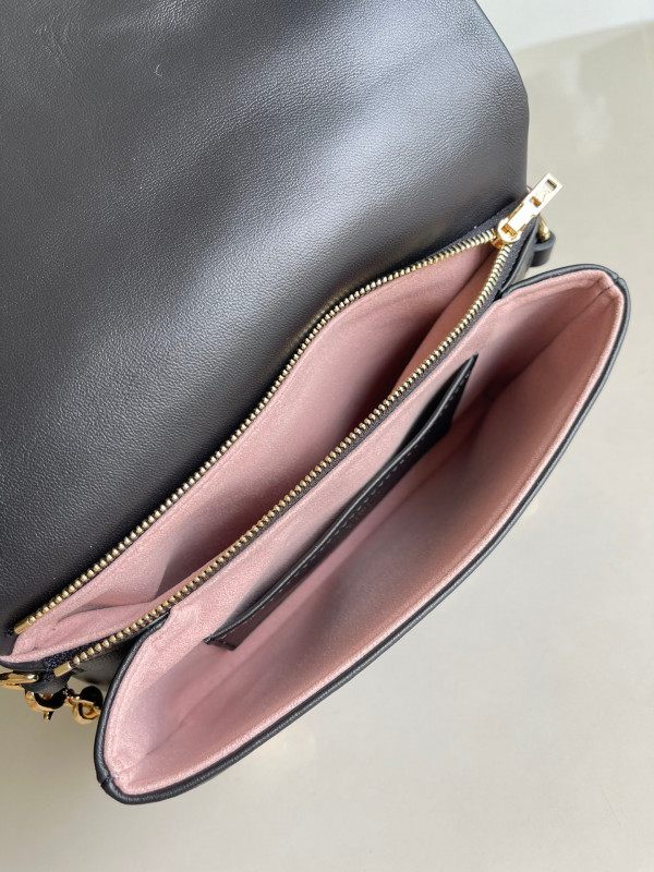 l**is V*t*n pochette coussin