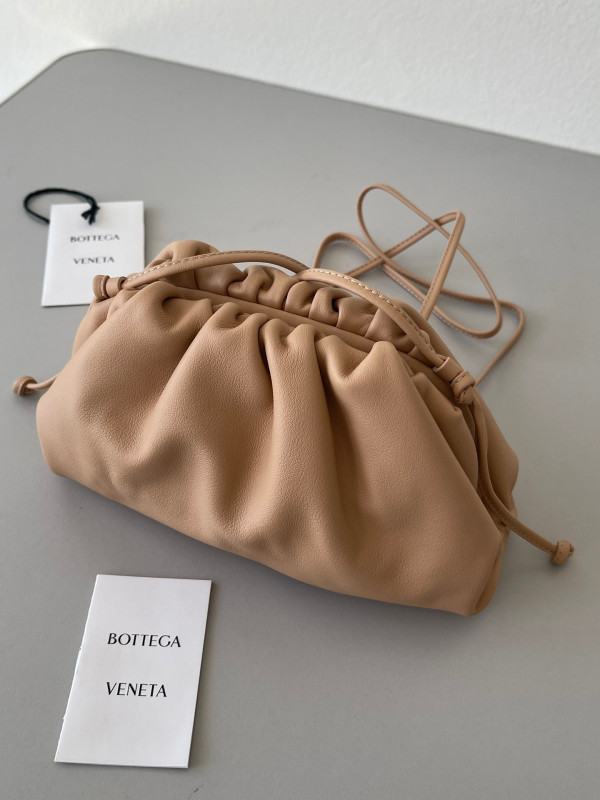 Bo*te*ga ve*ne*ta mini pouch