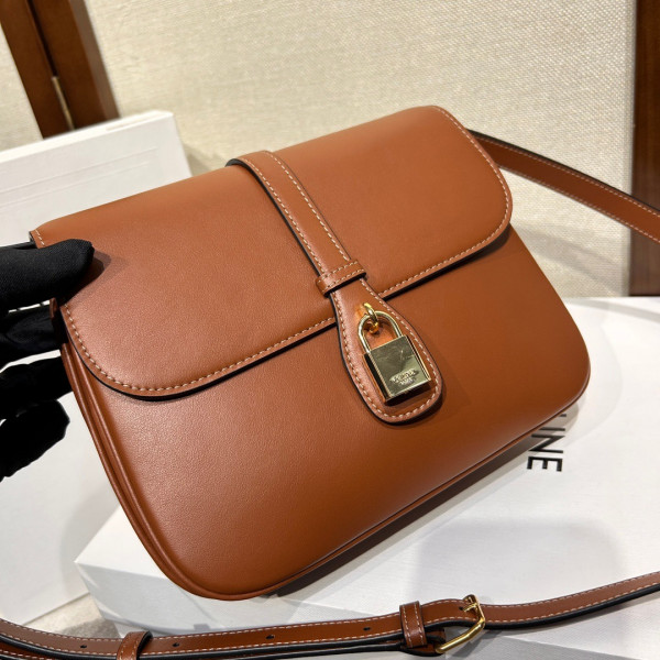 Ce**e medium tabou in smooth calfskin