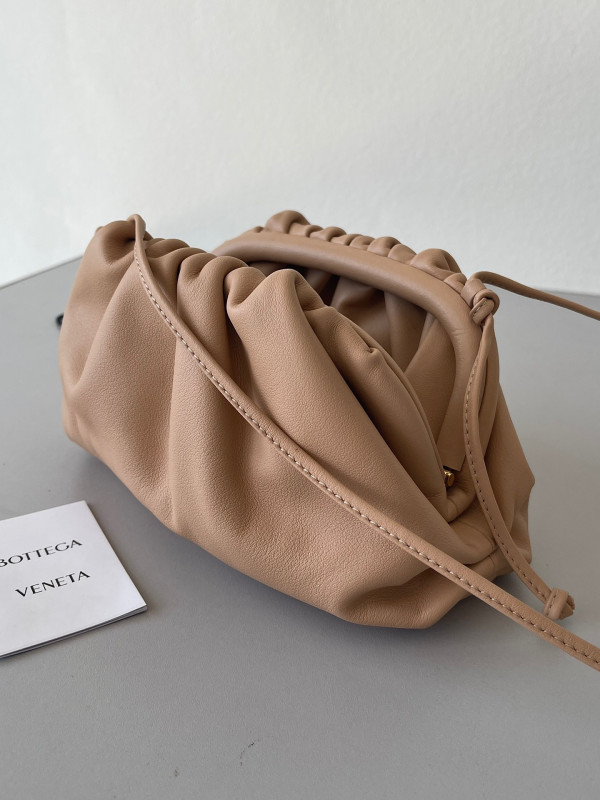 Bo*te*ga ve*ne*ta mini pouch