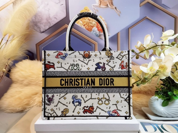 medium D*or book tote