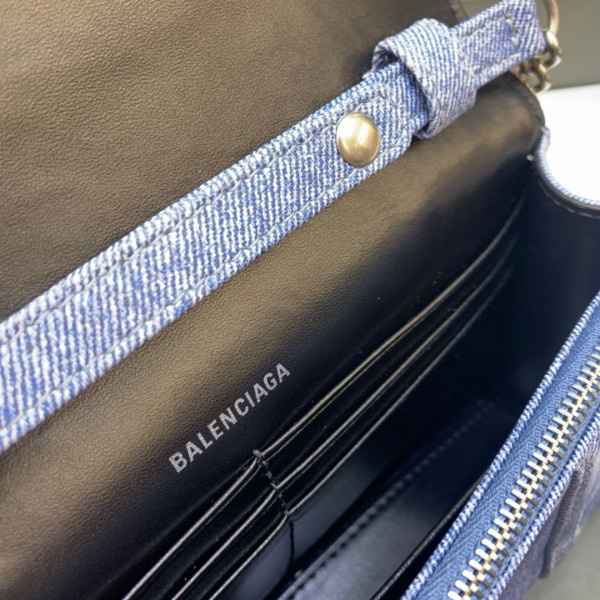 Ba*len*cia*ga hourglass wallet on chain
