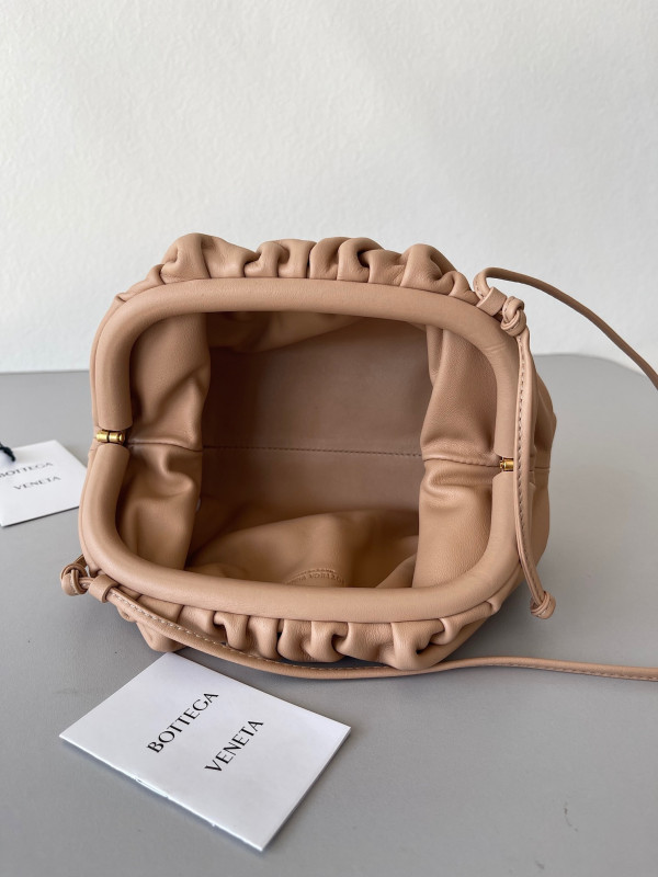 Bo*te*ga ve*ne*ta mini pouch
