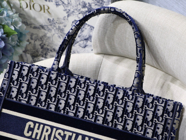 medium D*or book tote