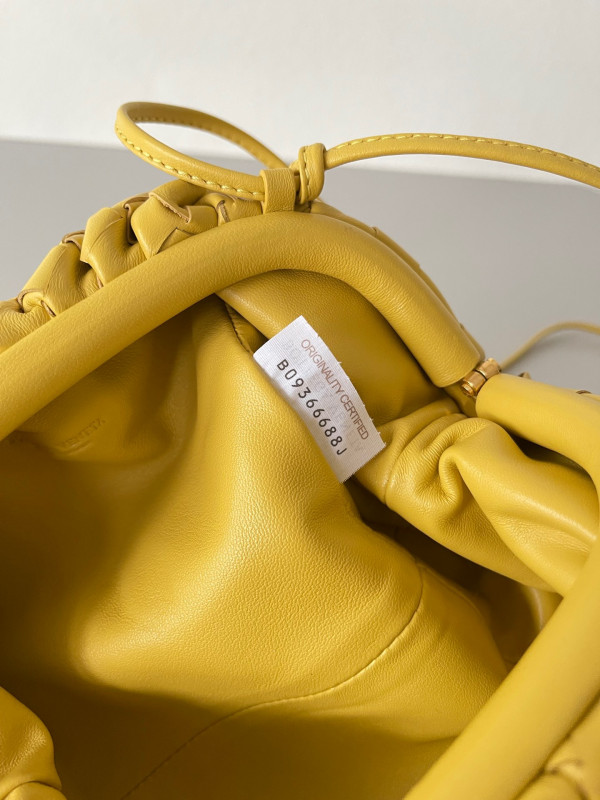 Bo*te*ga ve*ne*ta mini pouch