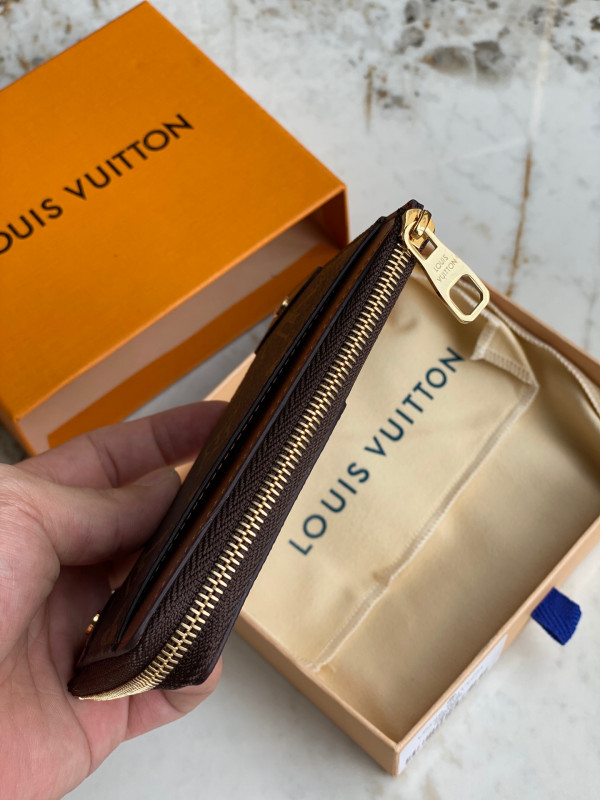 l**is V*t*n multi card holder trunk