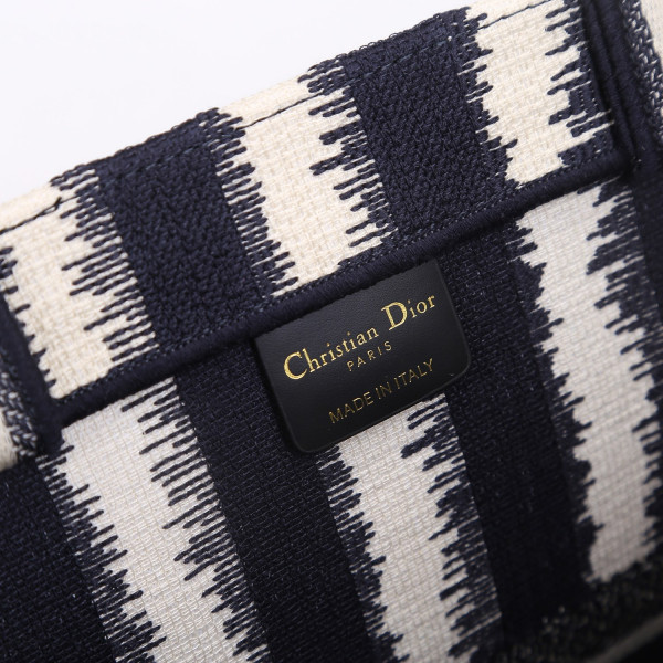 large D*or book tote