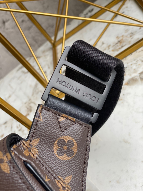l**is V*t*n s lock sling bag