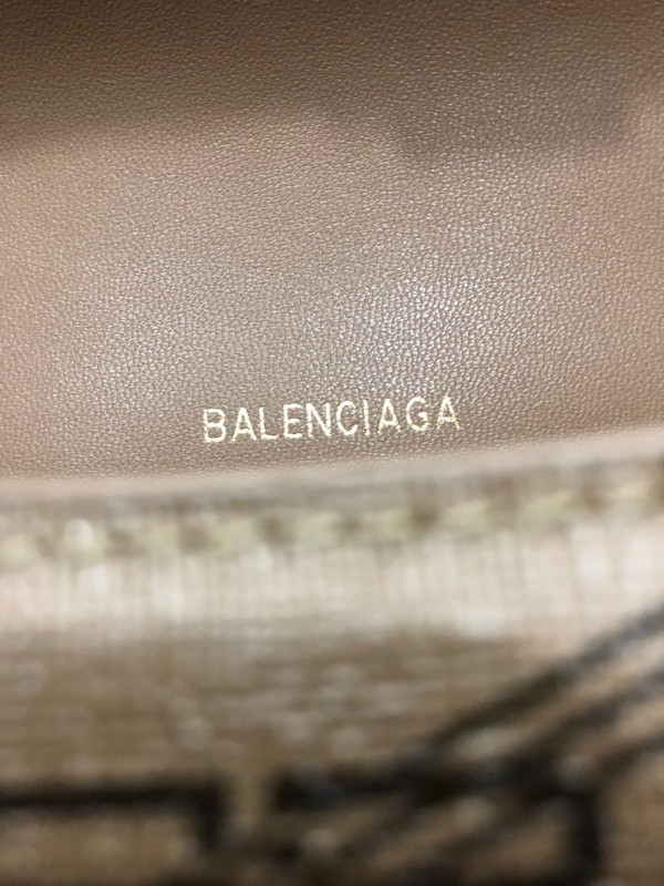 Ba*len*cia*ga hourglass