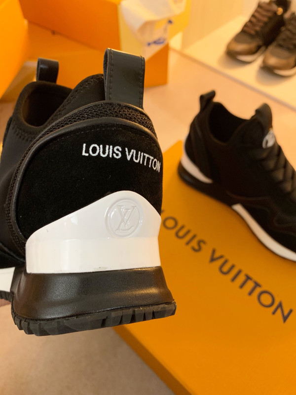 l**is V*t*n sneaker