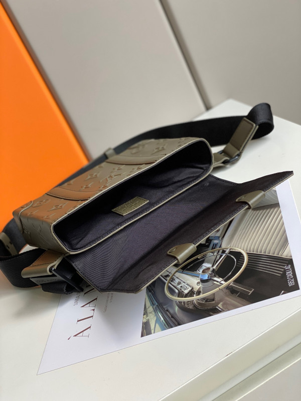 l**is V*t*n trunk slingbag