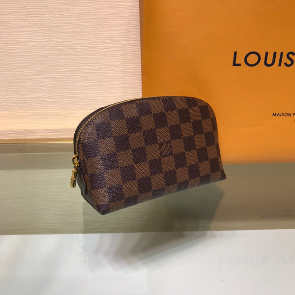 l**is V*t*n cosmetic pouch