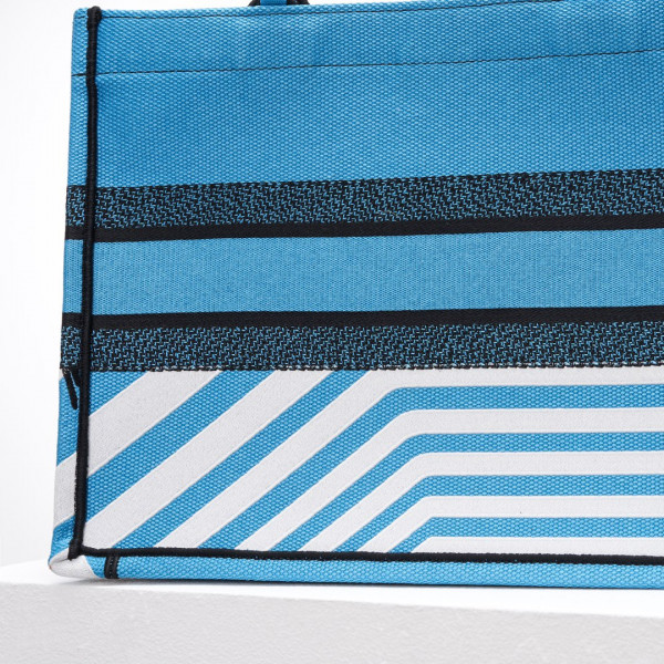 medium D*or book tote
