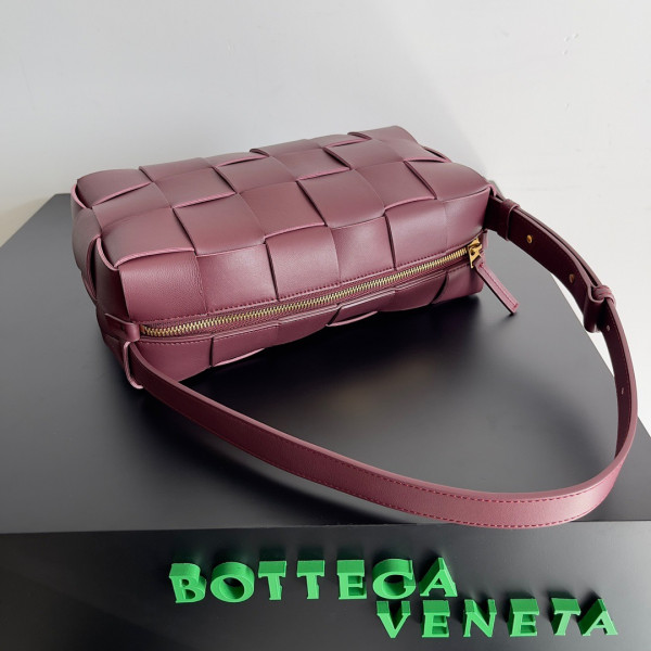 Bo*te*ga ve*ne*ta brick cassette