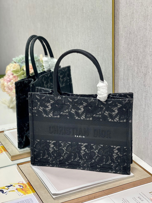 medium D*or book tote