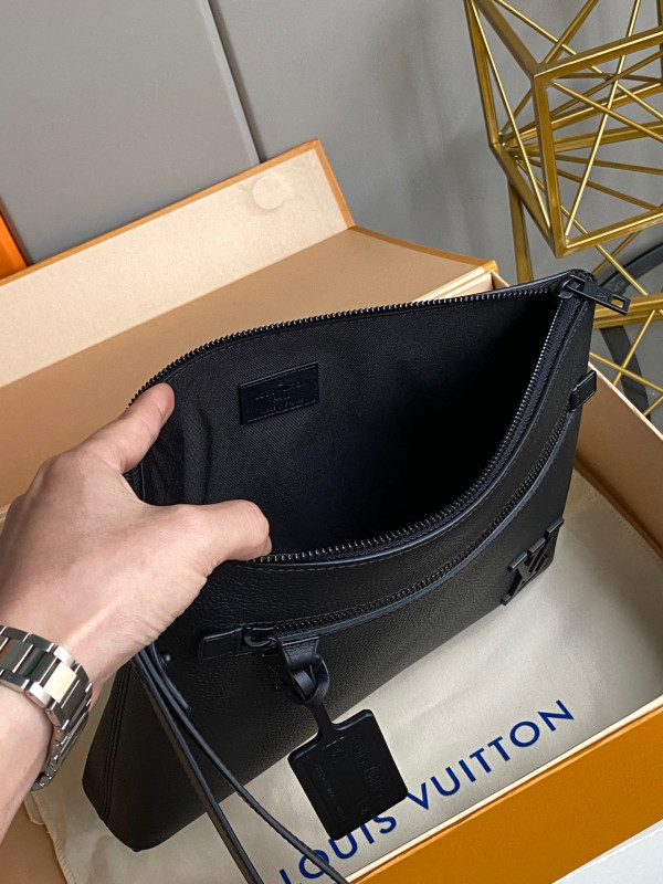 l**is V*t*n ipad pouch