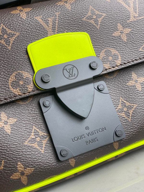 l**is V*t*n s lock sling bag