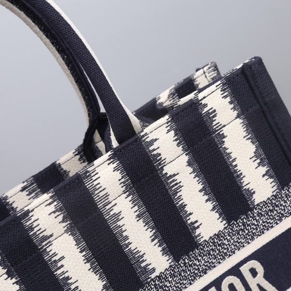 medium D*or book tote