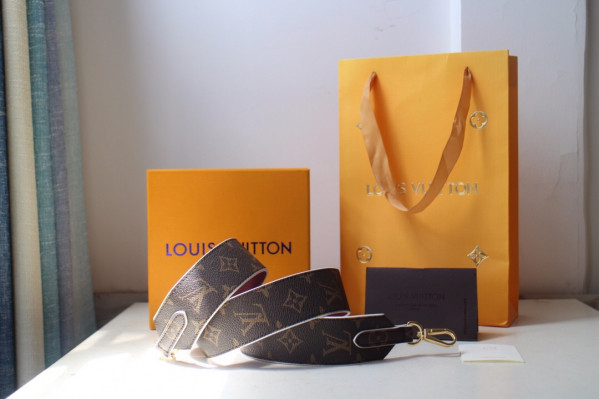l**is V*t*n monogram strap