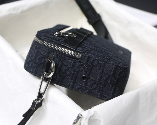 D*or safari messenger bag