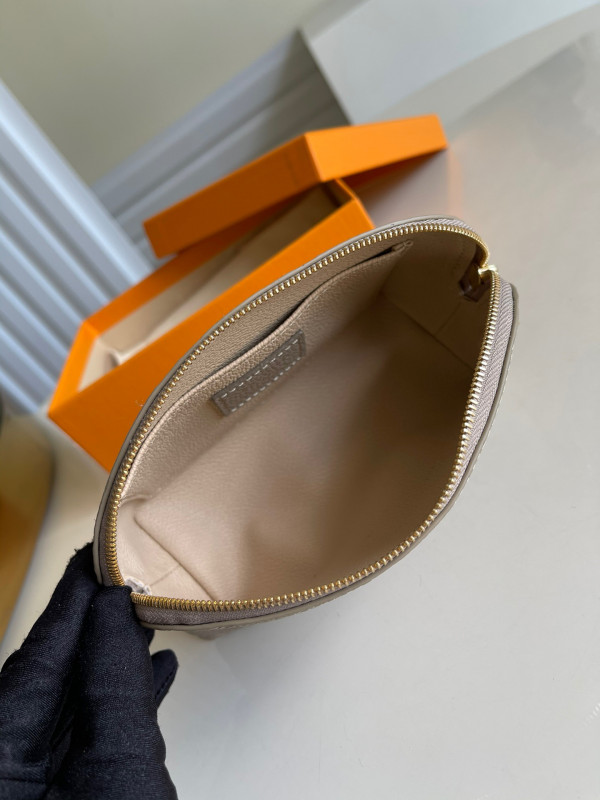 l**is V*t*n cosmetic pouch