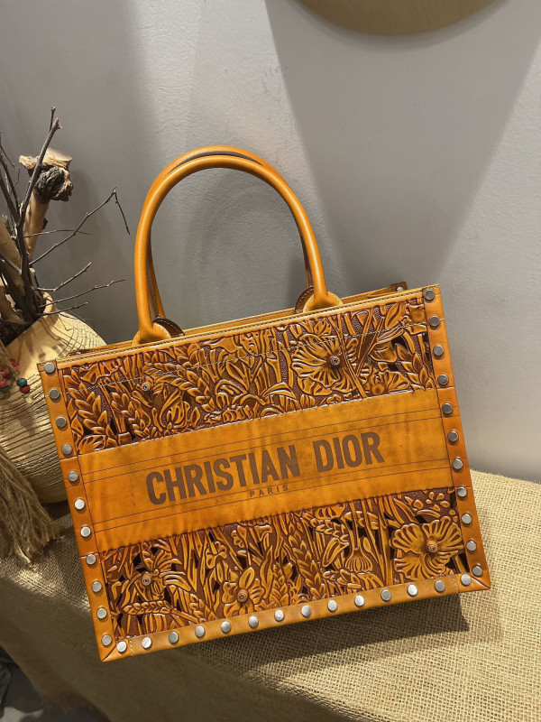 large D*or book tote