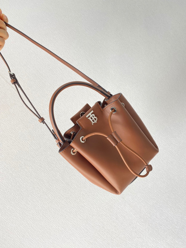 B**rry bucket bag