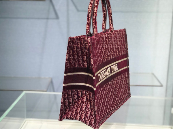 large D*or book tote