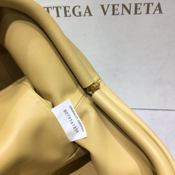 Bo*te*ga ve*ne*ta the pouch