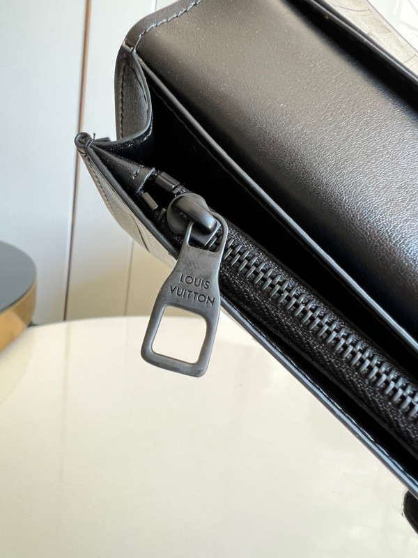 l**is V*t*n brazza wallet